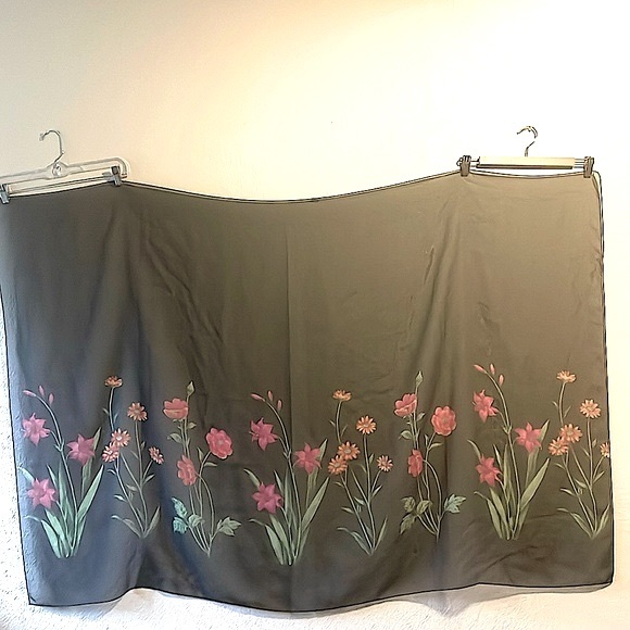 Black scarf with floral garden design - Picture 3 of 3